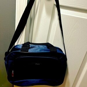 - I-pack small-medium bag NWT